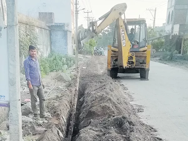 There is no proper work going in Mission Bhagiratha - Sakshi