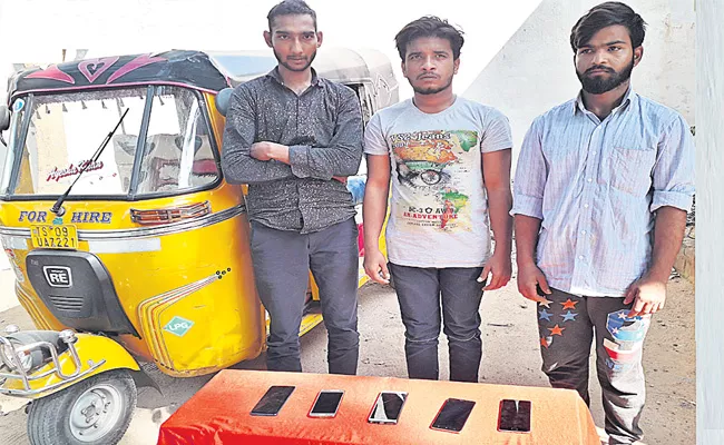 Cell Phones Thefts Gang Arrested In Rangareddy - Sakshi