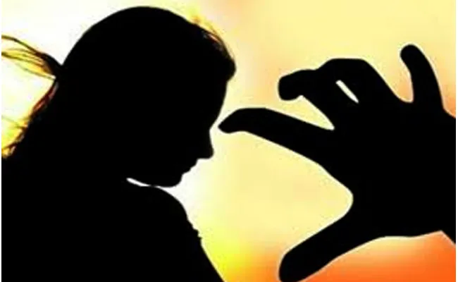 Auto Driver Molestation On Tenth Class Girl Student - Sakshi