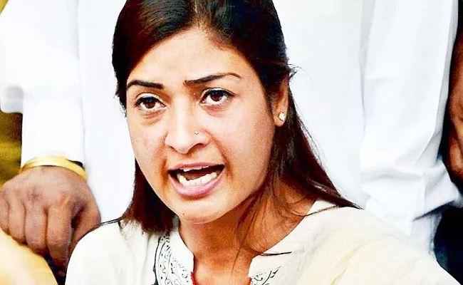 Aam Aadmi Party Criticises Alka Lamba That She Wants To Quit Party - Sakshi