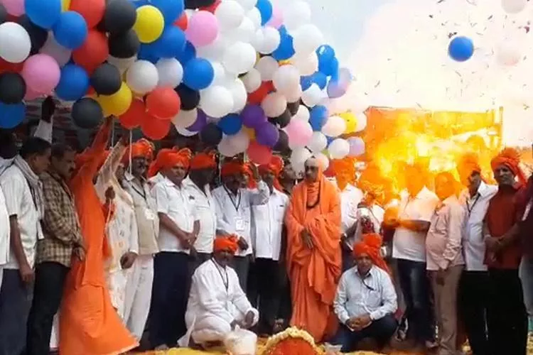 Gas Balloons Explode At Suttur Mutt in Mysore - Sakshi