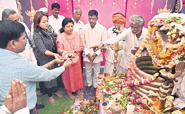 Tribal Welfare Commissioner Visits Nagoba Jatara - Sakshi