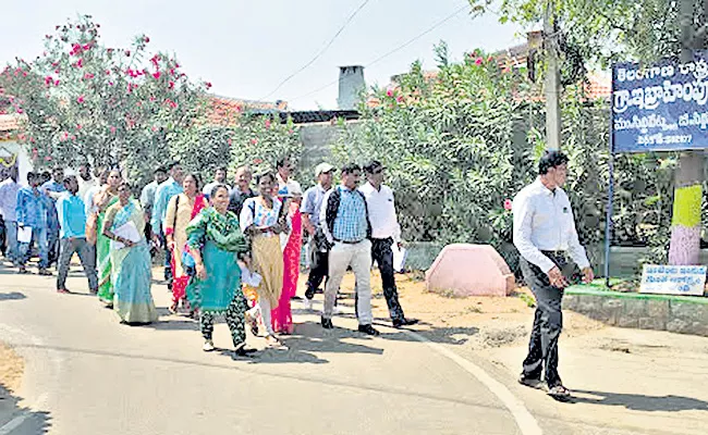 Public representatives visited Harish rao adopt village - Sakshi