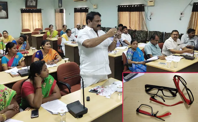 CM Eye Centre Glasses Distribution Delayed - Sakshi