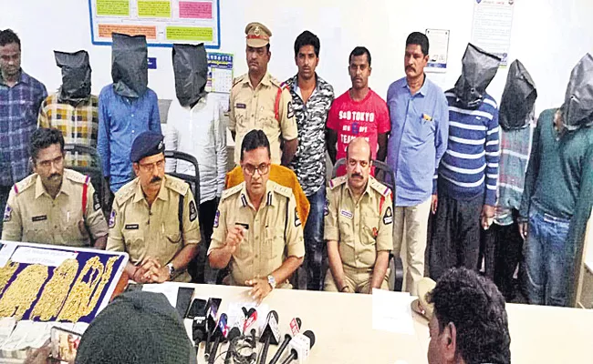 Fake Gold Gang Arrest in Hyderabad - Sakshi