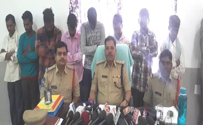 Cheaters Gang Arrested In Adilabad - Sakshi