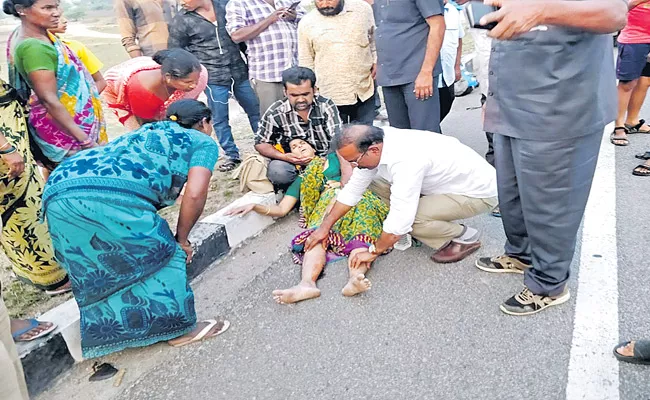 Boora Narsaiah Goud First Aid To A Woman On Road - Sakshi