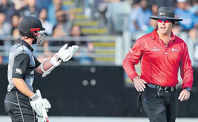  Daryl Mitchell falls victim to puzzling third umpire call - Sakshi