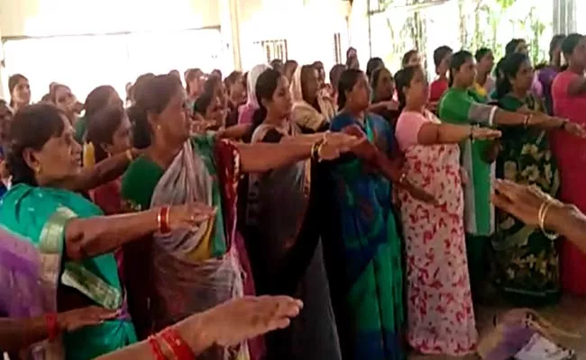 DWCRA Women Forced To Promise By TDP Leaders In Visakhapatnam - Sakshi