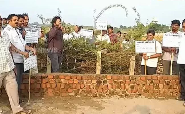 Protest Of Airport Landpooling Farmers In Gannavaram - Sakshi