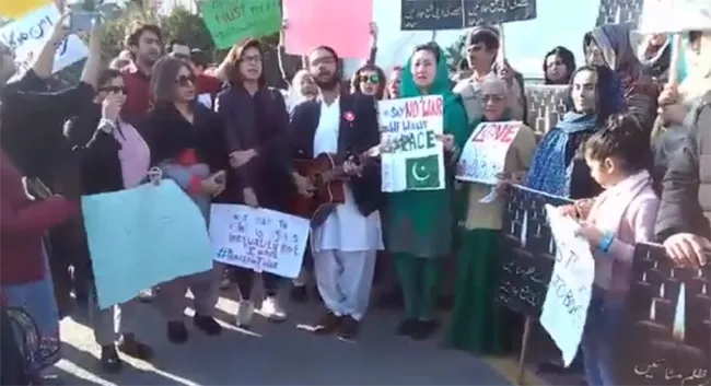 Pakistanis On Street Protest to Release Of IAF Pilot Abhinandan - Sakshi