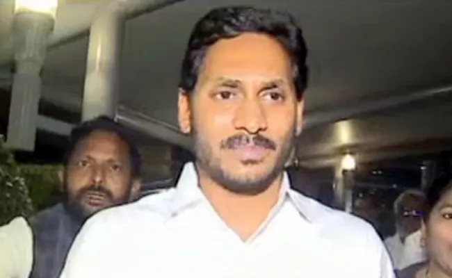 YS Jagan Mohan Reddy Reached Delhi - Sakshi