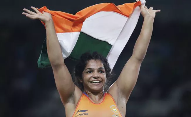 Sakshi Malik stuns world champion Petra Olli to enter finals