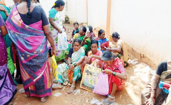 TDP Leader Palle Raghunatha Reddy Distributing Sarees - Sakshi