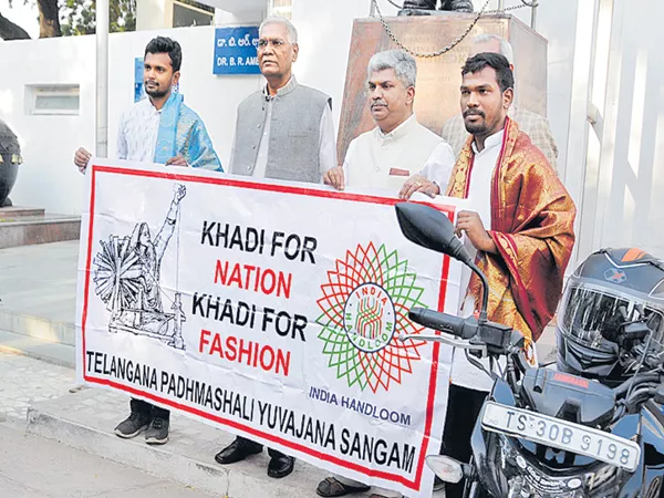 Yadagirigutta young mens who took the Chaitanya yatra - Sakshi