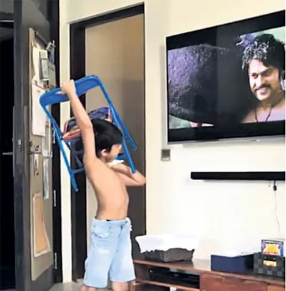 Shilpa Shetty Son Viaan Raj Kundra Baahubali Dance Video Viral - Sakshi