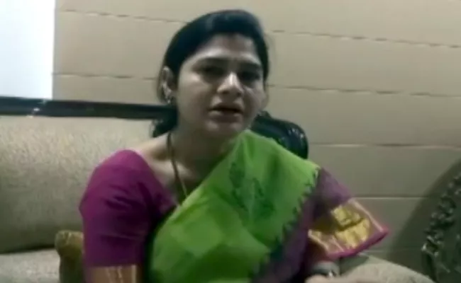 MP Thota Narasimham Wife Vani Fires On Minister Chinarajappa - Sakshi