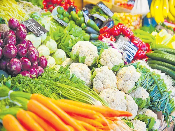 Vegetable prices rising steadily - Sakshi