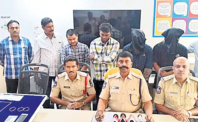 SR Nagar Police Arrest Two Thiefs While Robbery - Sakshi