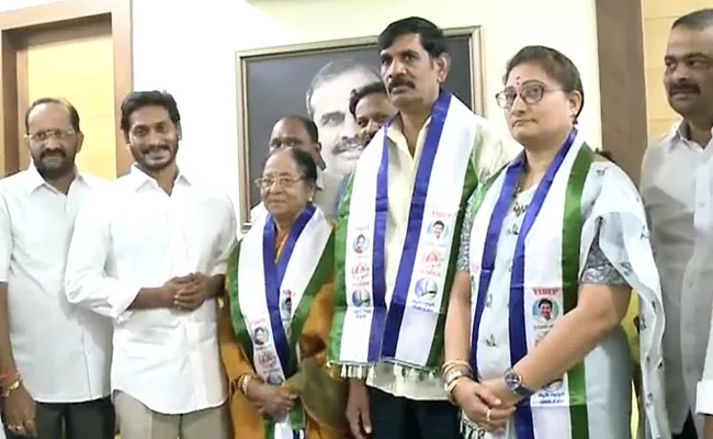 Parvatha Bapanamma Joins YSR Congress Party - Sakshi