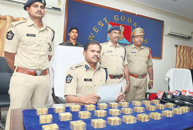 30 KG Gold biscuits Seized At Narayanapuram Toll Plaza - Sakshi