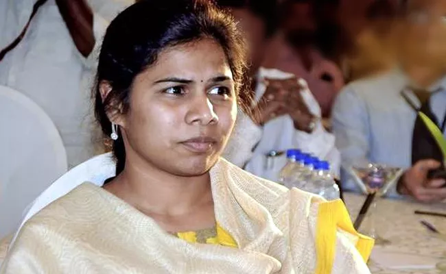 Kurnool TDP Leaders Fires On Minister Akhila Priya - Sakshi