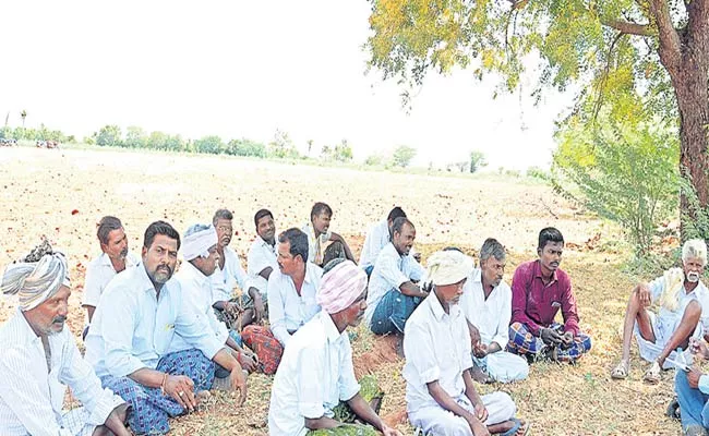 Anantapur Farmers Did Not Get Irrigation Water - Sakshi