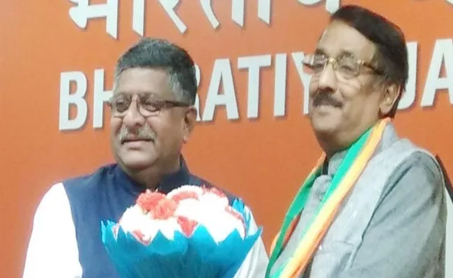 Congress Leader And Sonia Gandhi Aide Tom Vadakkan Joins BJP - Sakshi