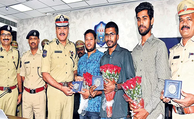 Young Mens Catched Chain Snatchers in Hyderabad - Sakshi