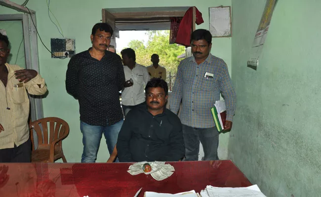 Bribe Taken By The VRO Degala Rajendram From Farmer - Sakshi