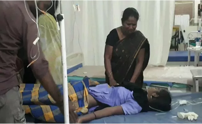 Two Girls Are Suicide Attempt In East Godavari - Sakshi