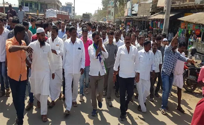 YSRCP Active Election Compaign In Darmavaram - Sakshi