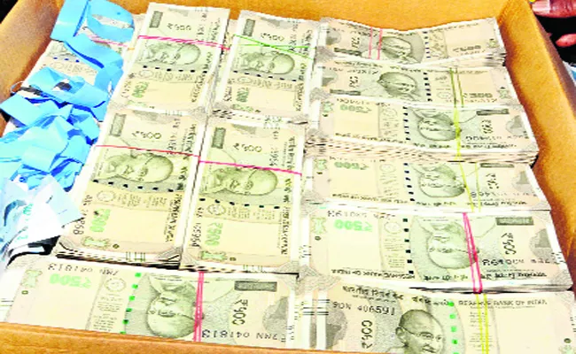 Two Crore Amount Caught in Income Tax Raids Karnataka - Sakshi