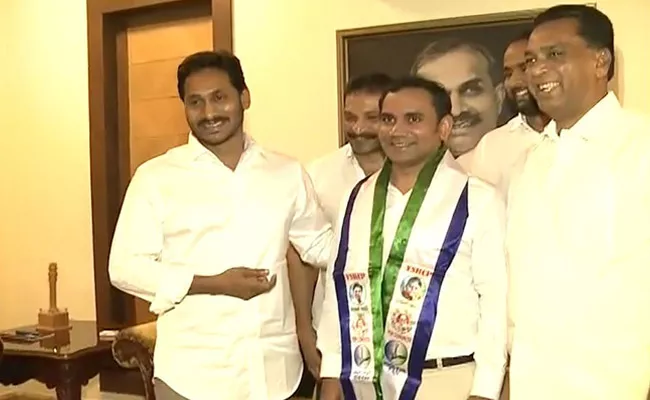 Big shock to Pawan kalyan, Srinubabu Gedela joins ysrcp - Sakshi