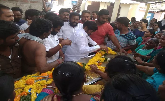 G Jagadishwar Reddy Visited V-Six Reporter Sunil Dead Body - Sakshi