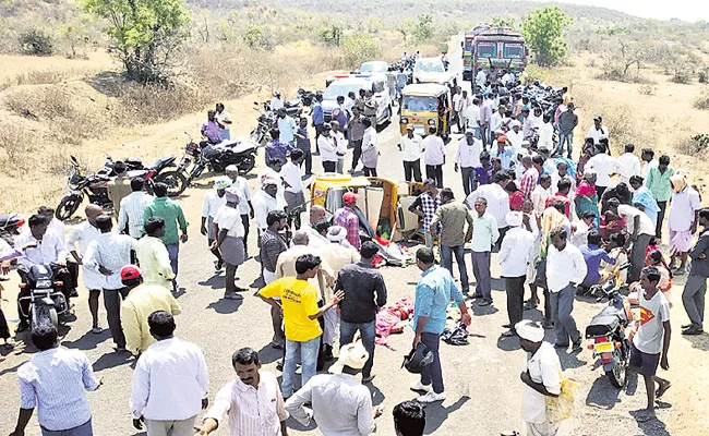 Auto Lorry Collision Accident Three Persons killed In Dharur - Sakshi