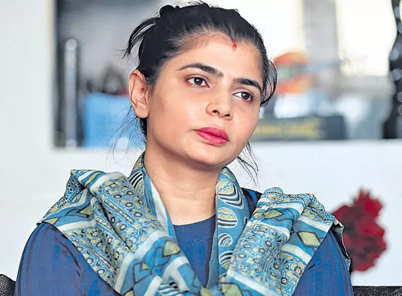 Madras High Court Stays Dubbing Unions Ban On Chinmayi Sripada - Sakshi