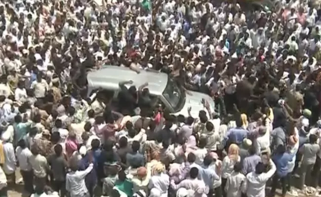 YS jagan mohan reddy reached Orvakal - Sakshi