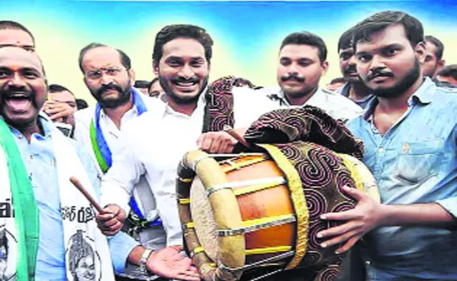 YS Jagan Financial Help to Nayi Brahmins - Sakshi