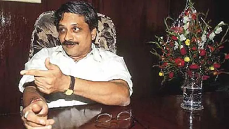 Manohar Parrikar Worried About Wearing Kolhapuri Chappals As Defence Minister - Sakshi