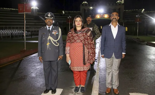 Indian Air Force Wing Commander Abhinandan Varthaman Returned To India - Sakshi