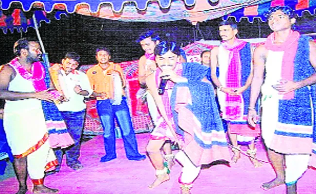 Stage Artist Nagilla Kondal Singing And Dancing Shows Across The Nation - Sakshi