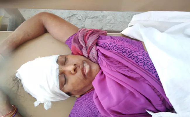 Women Fallen From The Bike And Died In Bibi nagar - Sakshi