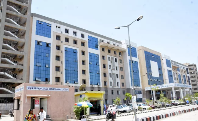 Fake Nursing Staff In NIzamabad General Hospital - Sakshi