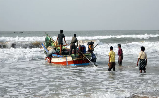 Chandrababu Did Not Fulfill The Promises Given To Fishermen - Sakshi