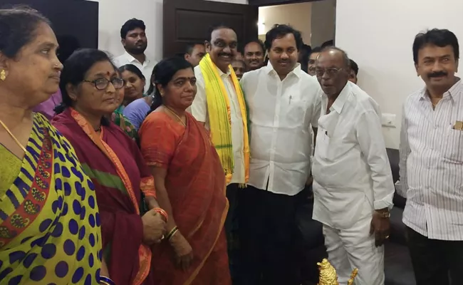 TDP MLA Candidate Bitter Experience At Kodela Siva Prasada Rao House - Sakshi