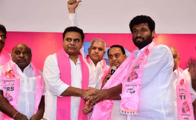 Congress Leader Naresh Jadav Join In TRS Party In Adilabad - Sakshi