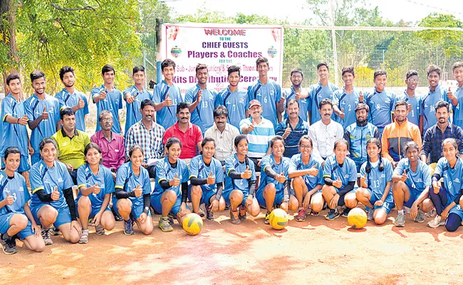 Sameena, Mathew in Telangana Throw Ball Team - Sakshi