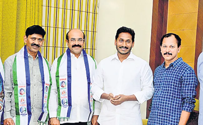 SV Mohan Reddy back in YSRCP - Sakshi