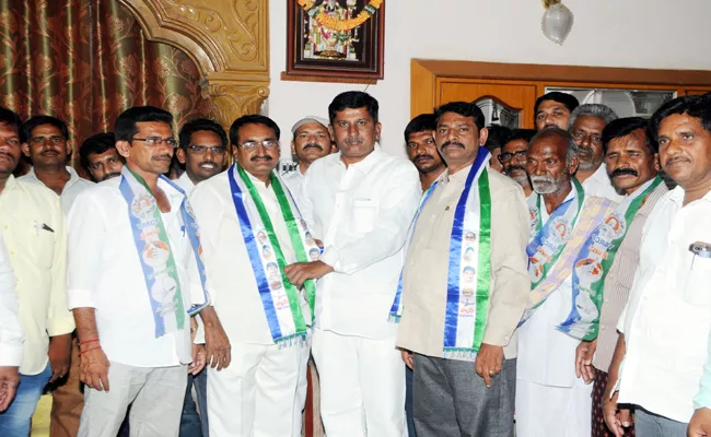 Paritala Family In Shock Chiyyedu Gangdhar Joined In YSRCP - Sakshi